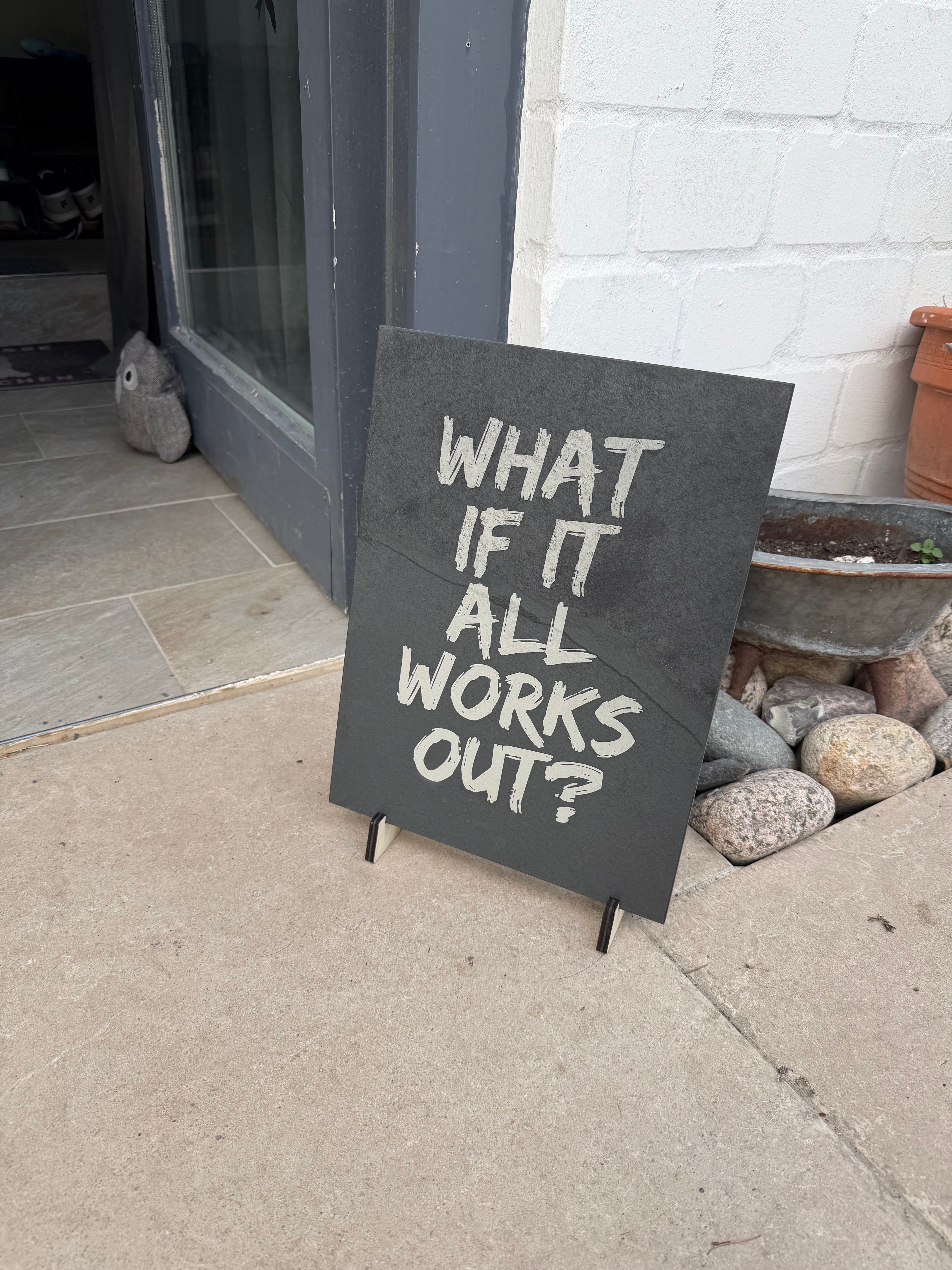 What if it all works out? – Gravierte Schieferplatte
