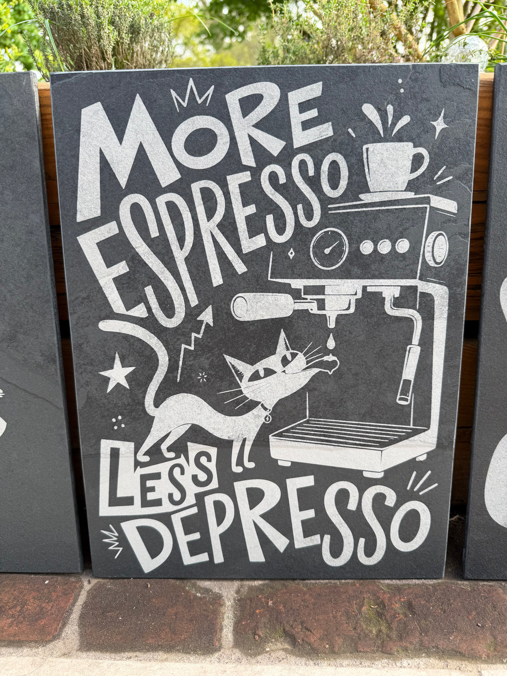 More Espresso Less Depresso – Gravierte Schieferplatte