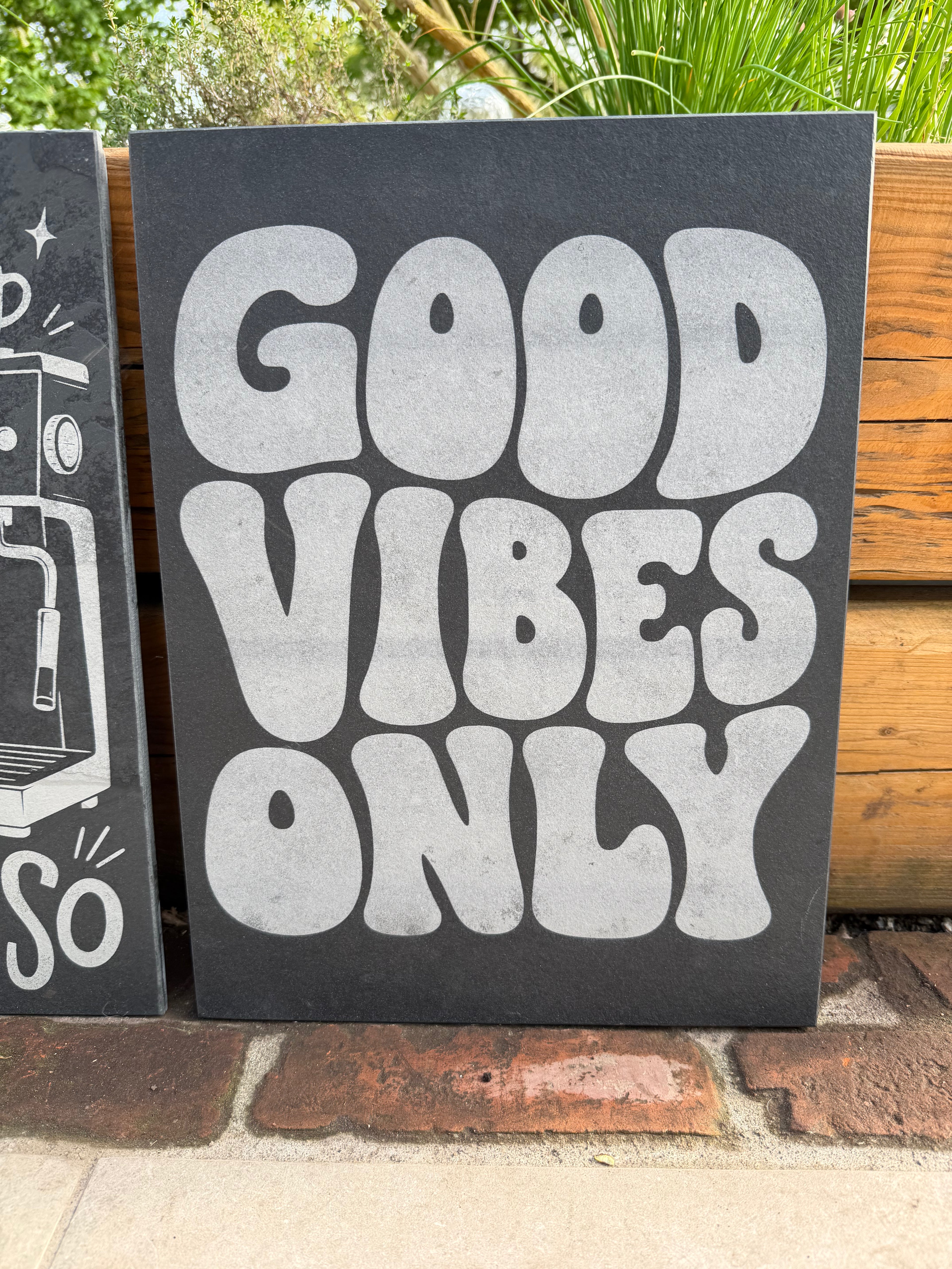 Good Vibes Only – Gravierte Schieferplatte